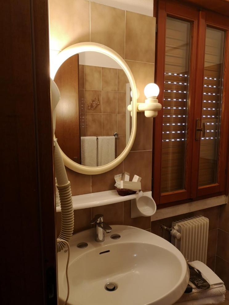 Hotel Alpi Malcesine Zimmer foto